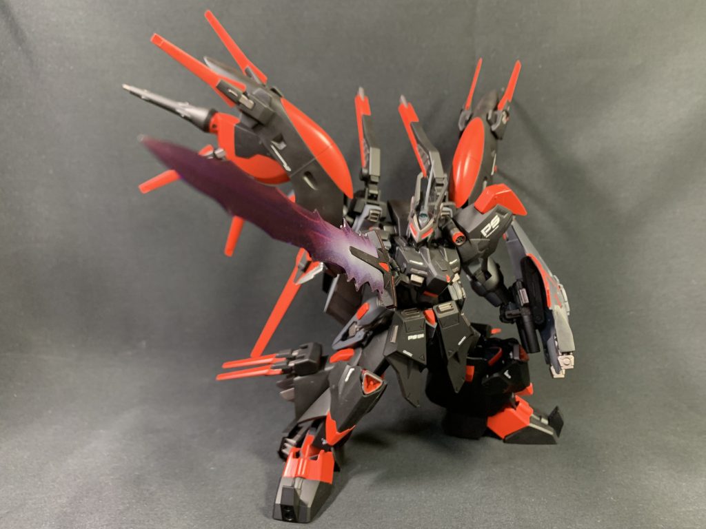 バスタービームソード『カリ・ユガ』シールド裏に収納されている大型のビームソード。通常の赤いビームよりも更に高出力の紫色のビームを放出しています。近接戦闘においては、機体の重量とこの刃の威力を相乗した斬撃を繰り出します。