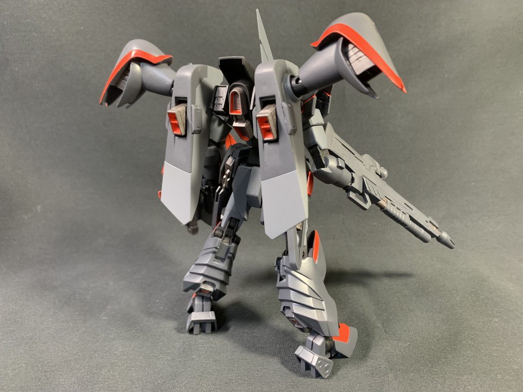 背面。ちょっとわかりづらいですが、左右の四角いバーニアは上下に可動できるようにしています。