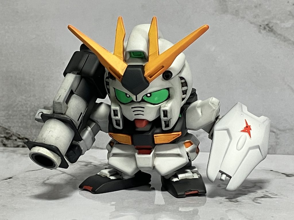 正面顔の手直し、バズーカを構える為の腕の延長、姿勢の変更等の改造をしてから、エアブラシで、グラデーションをかけて塗装しています。