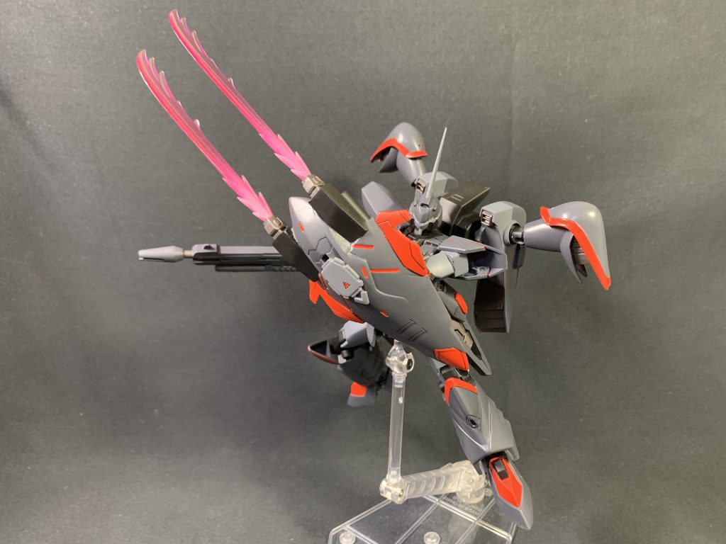 二連装ビームクロービームサーベルとは違い、シールドを構えたまま素早く格闘戦に持ち込むことができます。シールド表面にはゲシュマイディッヒパンツァーを備え、ビームによる攻撃を歪曲させて防御します。シールドはプルーマの甲羅をベースに製作しています。