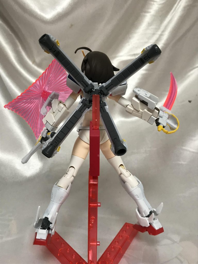 背中はいつも通りユニバーサル企画を生かしてるのでバックパックはそのまま装備可能です。