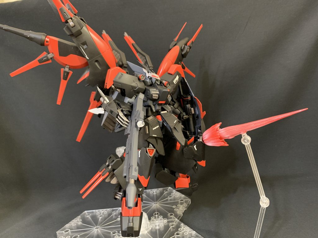 カリドゥス複相ビーム砲両膝に設けられた高出力のビーム砲。取り付け箇所が類を見ないため、相手の意表をついた攻撃に用いられます。