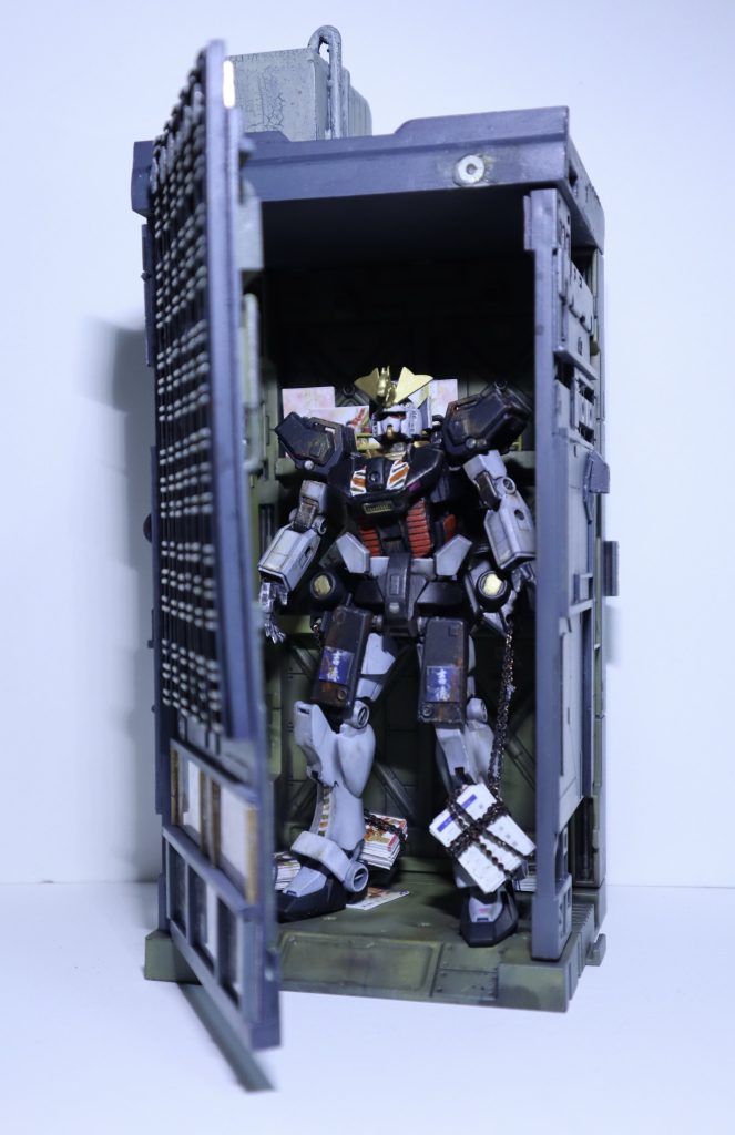 中にはガンダムが！