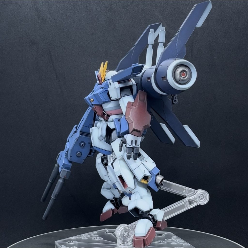 脚部ブースターは左右に付けています。腕のシールドはシュバルゼッテのサイドアーマー、肩はデミトレのものでC字ジョイントとボールデンアームズの装甲を加工しています。