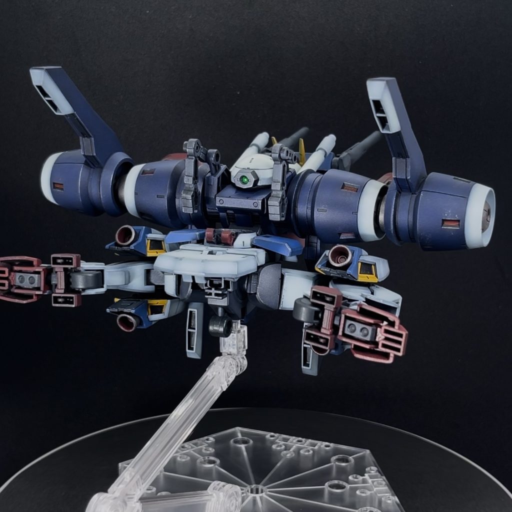 腰のリアアーマーにもスラスターを追加しており、背面にスラスターを集中させることで超スピードで移動できます。