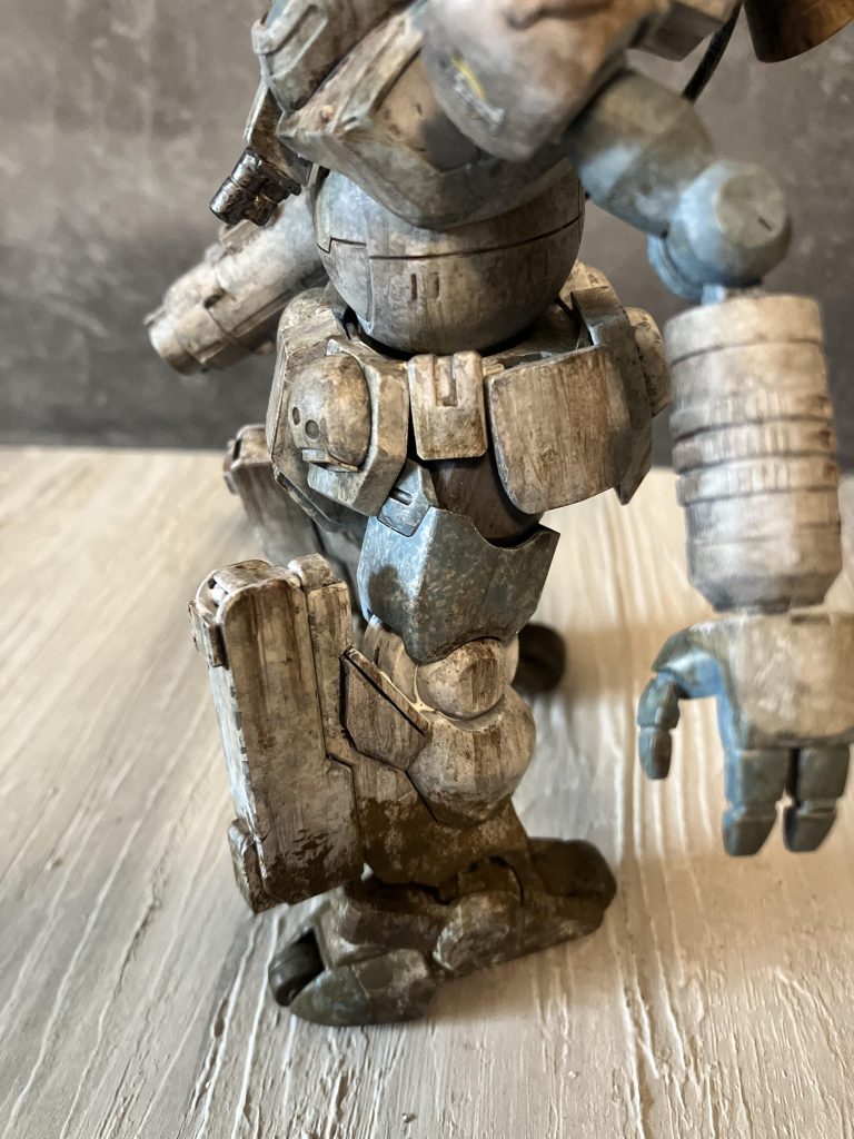 スケール設定を1/35にしたので、がっつりと汚しを入れていきましたウェザリングは他のガンプラでもしていたのですが写真にするとだいぶ控えめに見えるので意識的にキツめに汚しを入れてますウェザリングはvicカラーのドライブラシと薄く希釈したvicカラーを重ねていきました足元の汚れはMR.hobbyのウェザリングペイント、ミディアムマッドを塗ってからvicカラーで濃淡を付けてます