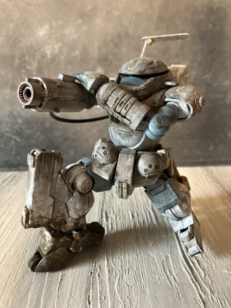 レーザー銃発射体制レーザー銃と左腕はガンダムベースのウェポンキットのラケーテンバスの砲身を使いました、色々と円柱系のを探しましたがサイズが上手く合わず、コレに落ち着きました