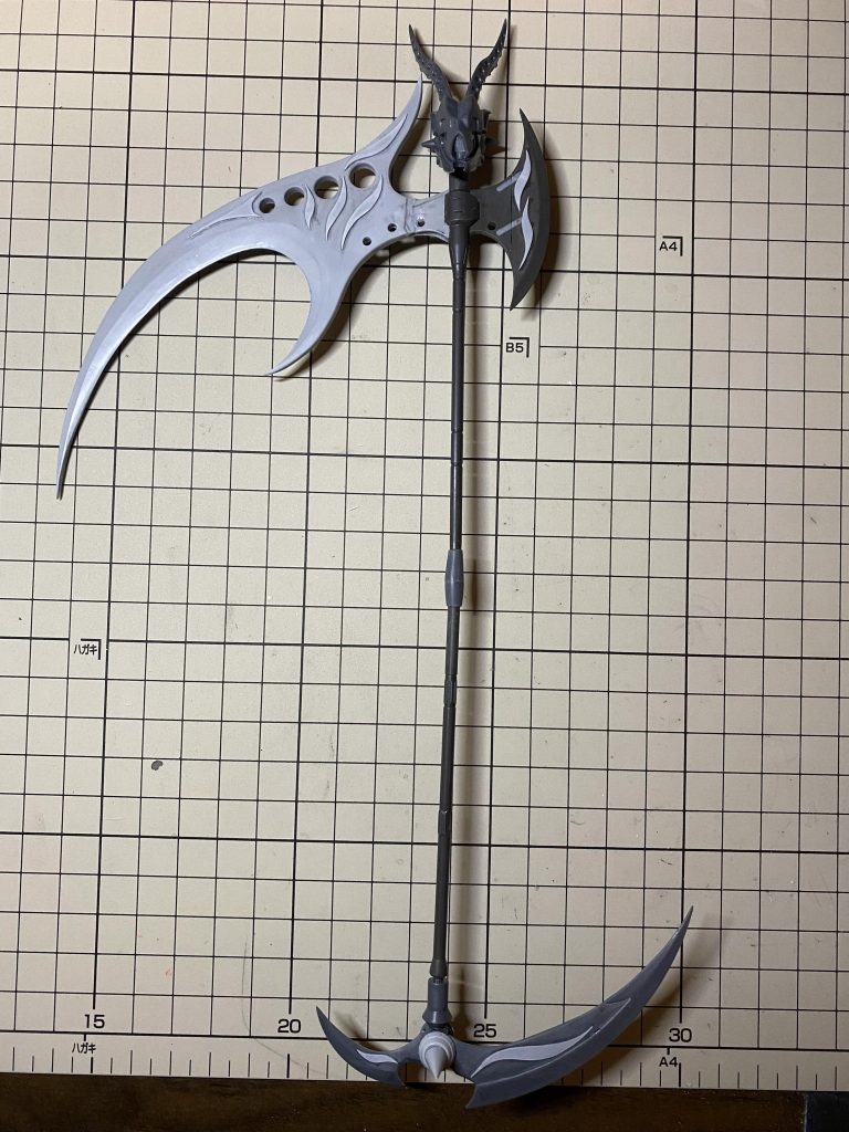 ★大鎌自作・半スクラッチ改造★MSG：ヘヴィウエポンユニット０７：スカルマサカーを中心にジャンクパーツの斧２本を中央で接続🫡 プラ板から自作した大鎌の部分を接続し、波模様のプラ板を貼り付け🫡 大鎌の削り出しは本当に大変でした…😑