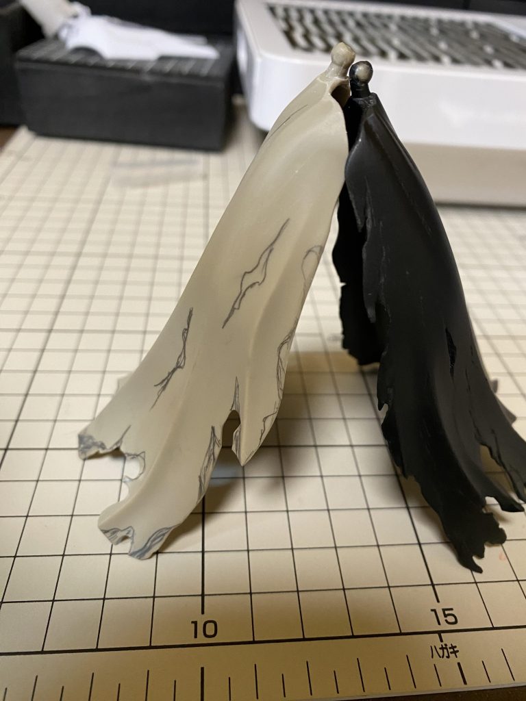 ★マント改造：MSGサイドマント★激しくクラッシュ加工・ダメージ加工🗯️ 肩アーマー内側に穴を開けてポリキャップを移植🫡 マントのボールジョイント部をドライヤーで熱して可動域が外側に広がるように曲げ加工🫡 肩アーマーに干渉する部分をゴリゴリ切削してなるべくブワッと広げられる様に加工🫡