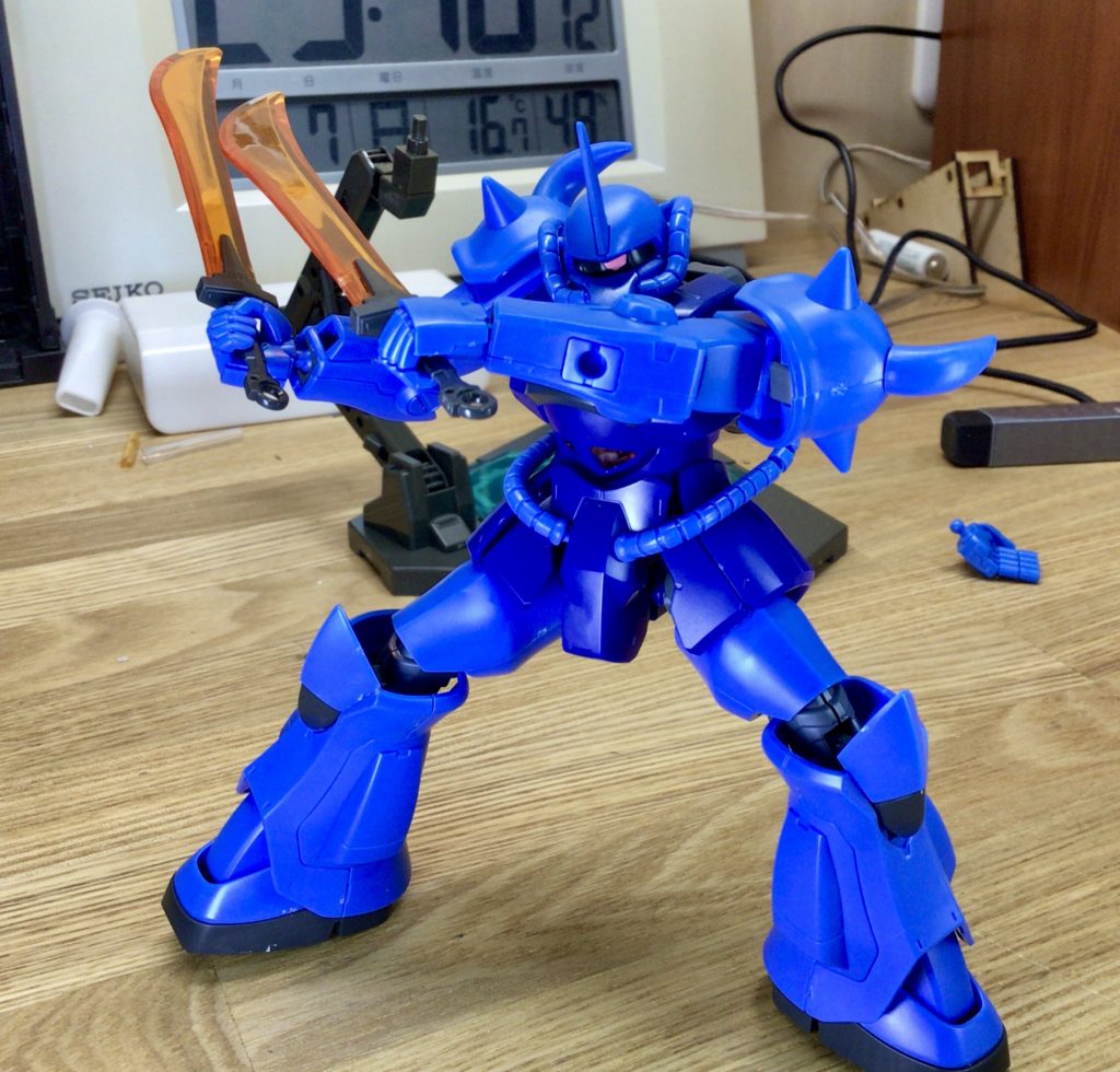 ダブルヒートサーベル設定的にはアリなのか？グフ　プロポーション・造形はいいですが、スカートのせいで可動が制限されている…                                                                                                                    初めて人のプラモにこんなに手を出しましたがやはり自分で買って作った方が楽しいですね♪