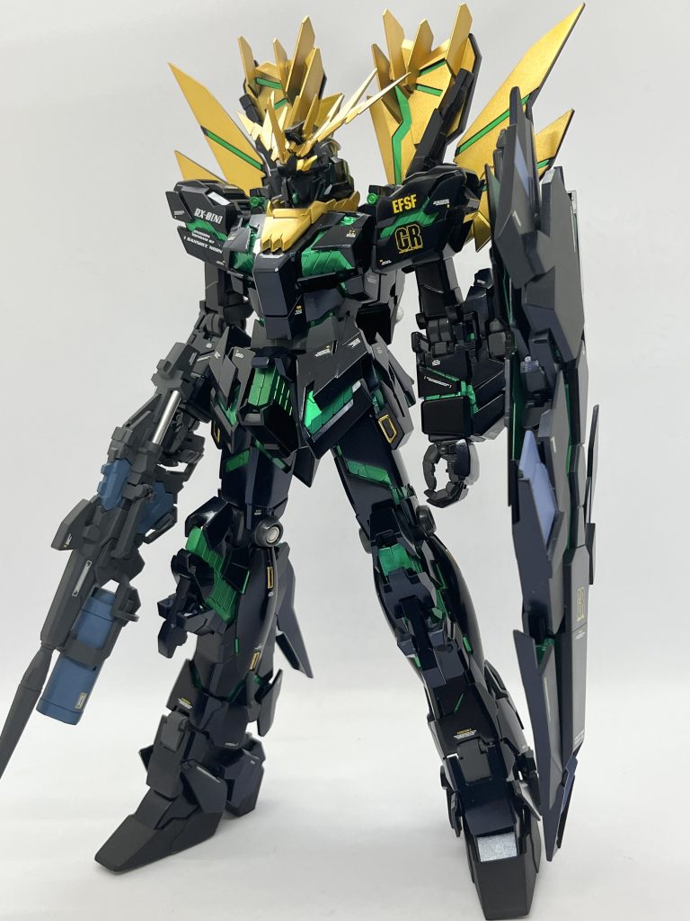 プロポーション改修方法としては多くの方が指摘する①長すぎる脚部の短縮工作、②小さすぎるフェイスの大型化、③貧弱な肩部の大型化、④細すぎるニの腕の幅増しです。黒色は塗装はガイア プリズムブルーブラックにて塗装。偏光パール塗料なので光の当たり具合により、紺色に見えたり、黒色に見えたりします。