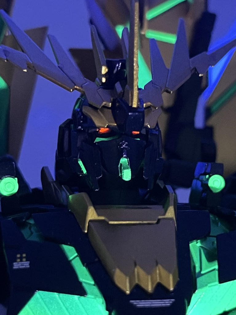 ツインアイは小さすぎなため、Hアイズに変更。蛍光塗料仕上げで、サイコフレームと同様に発光します。