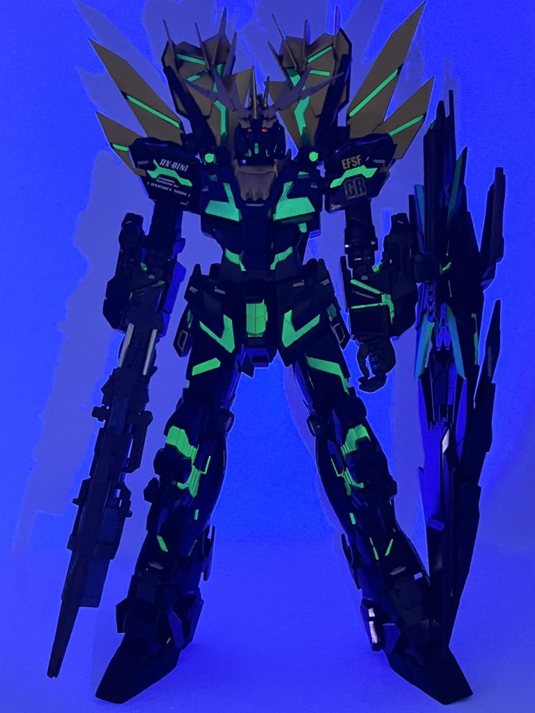 サイコフレームはブラックサフ→ガイアスターブライトシルバー→クレオスメタリックグリーン→ガイア蛍光イエローグリーンの順で塗装。ブラックライトを当てると綺麗に発光します。