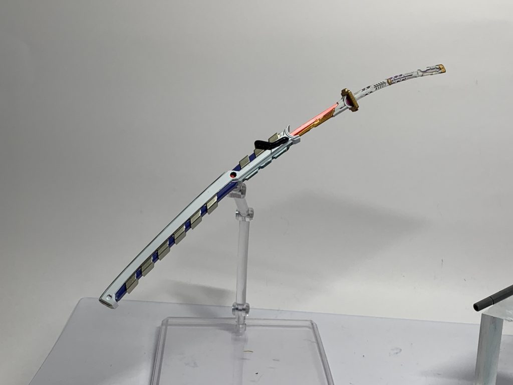 刀はエアブラシと筆塗りで塗り分けました