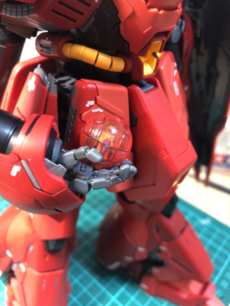 この使い道がほんと思いつかなかったんですけど閃きました。だから水性クリアレッドで塗装して中も見えるようにしました。筆塗り塗装はマジで難しいですね😓