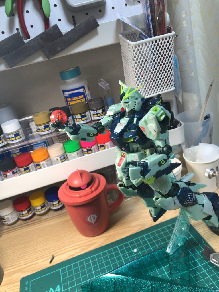 このサイコフレーム発動イメージカラーと見事にマッチしてませんか？後はアクシズを作るしかないんですけど今は格納庫と陸地を制作中なんです。この年末休みに制作したガンプラをドンドン上げて行きますので、下手な感じですけど見てください^_^