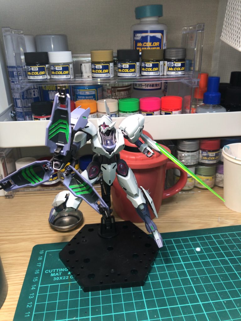 主に蛍光グリーンと蛍光ピンクを使用。面相筆がない為、爪楊枝でちまちま塗りました。