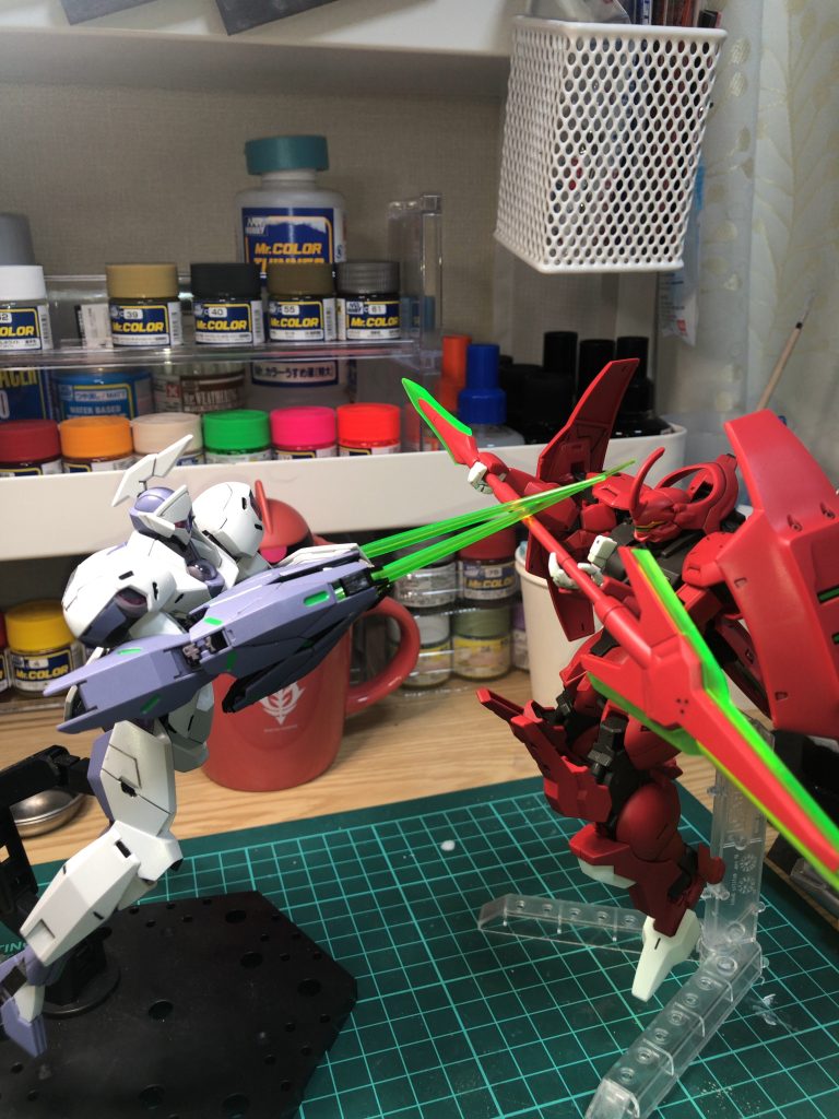 太ももにビビりながらスジ掘りを追加してみました。なかなかポージングが難しい機体ですね。