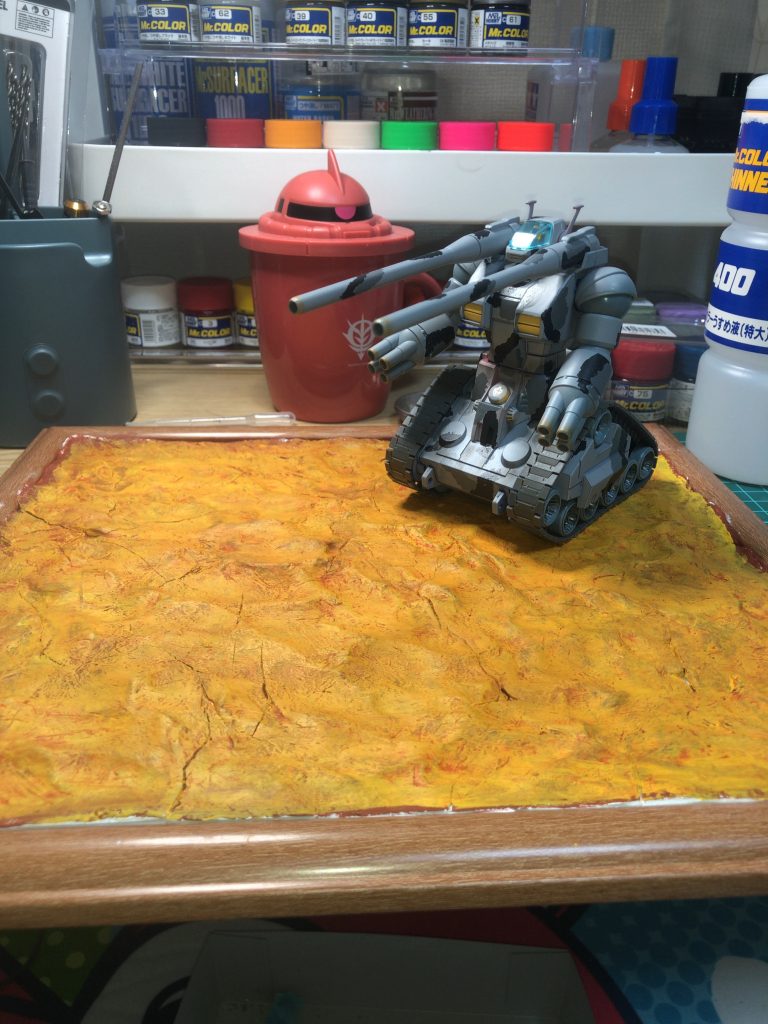 ついでにジオラマで砂漠をイメージしていたのですがなんか黄色い岩になってしまいました。しかもガンタンクの迷彩に合わないし・・・反省点が多いです。