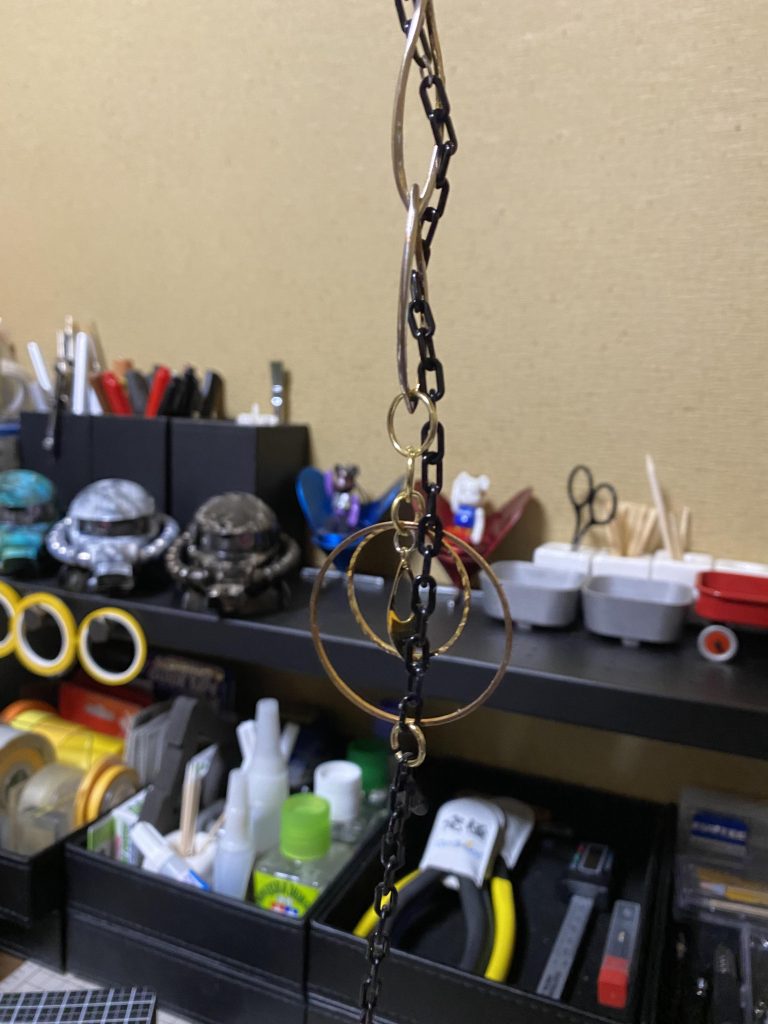 ★大鎌に巻きついている装飾★お嫁さんのいらなくなった色んなアクセサリーをリングで何個も繋げて、LEGOチェーンと絡めて改造🫡チェーンの長さを１個ずつ切って…また仮組して…切ってつけて…を繰り返して長さ調整😂