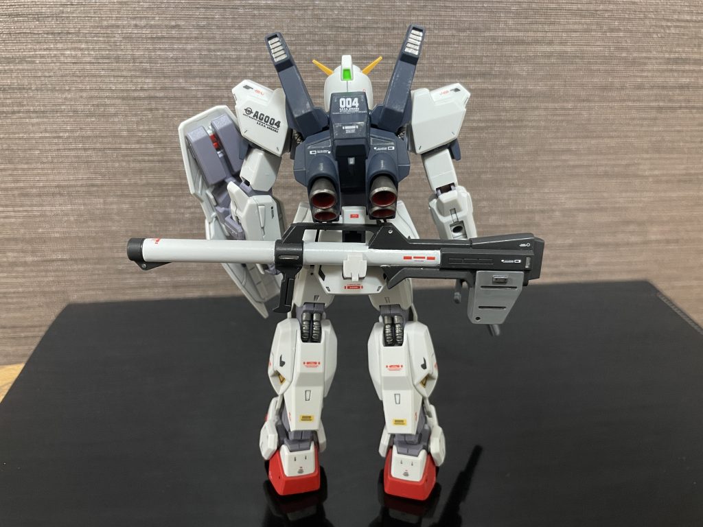 ちなみに塗装部分は、関節部分、動力パイプ、バーニアなど、武器は全面筆塗りをしてみました。デカールもうるさくならない様にしてみましたがいかがでしょうか..??