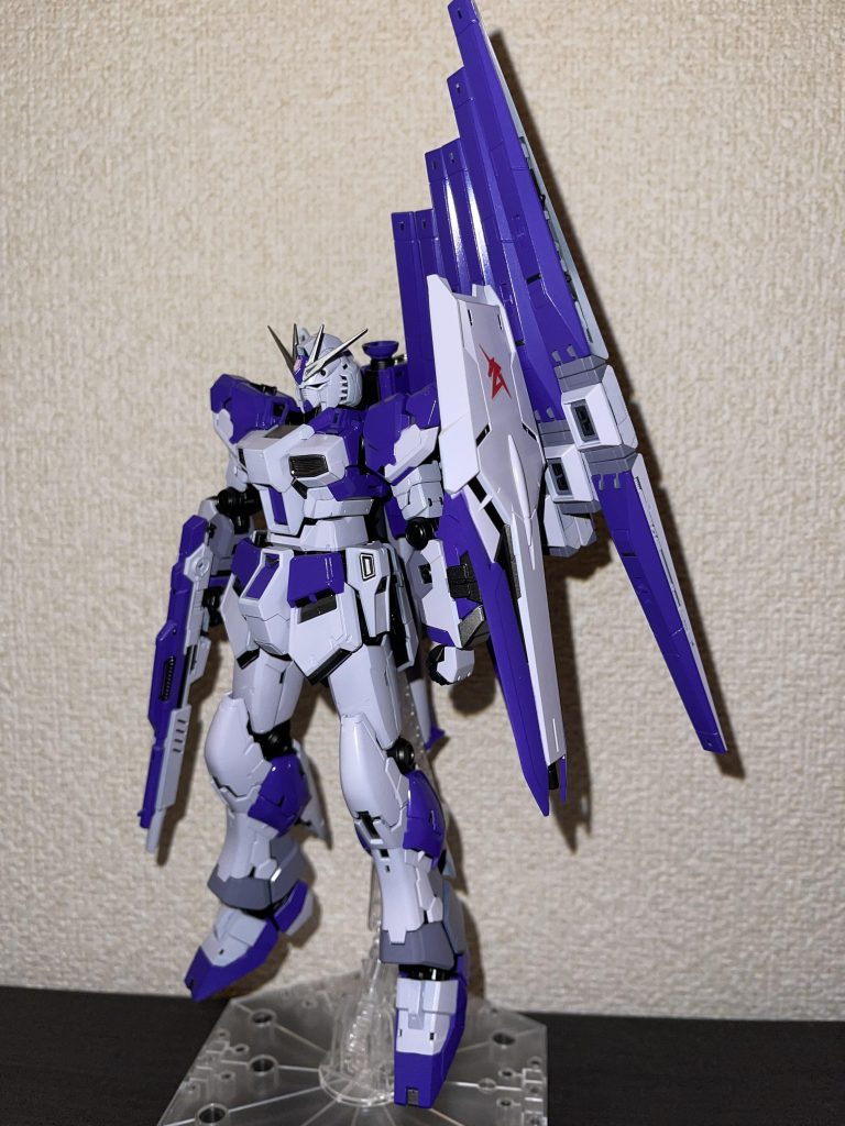 まずはオーソドックスにνガンダムを。Hi-νガンダムのカラーで塗装したんですが、イメージとしてはスパロボα外伝で初めてHi-νガンダムが登場したときみたいにメインカラーが少しグレー寄りになるように塗装してみました。