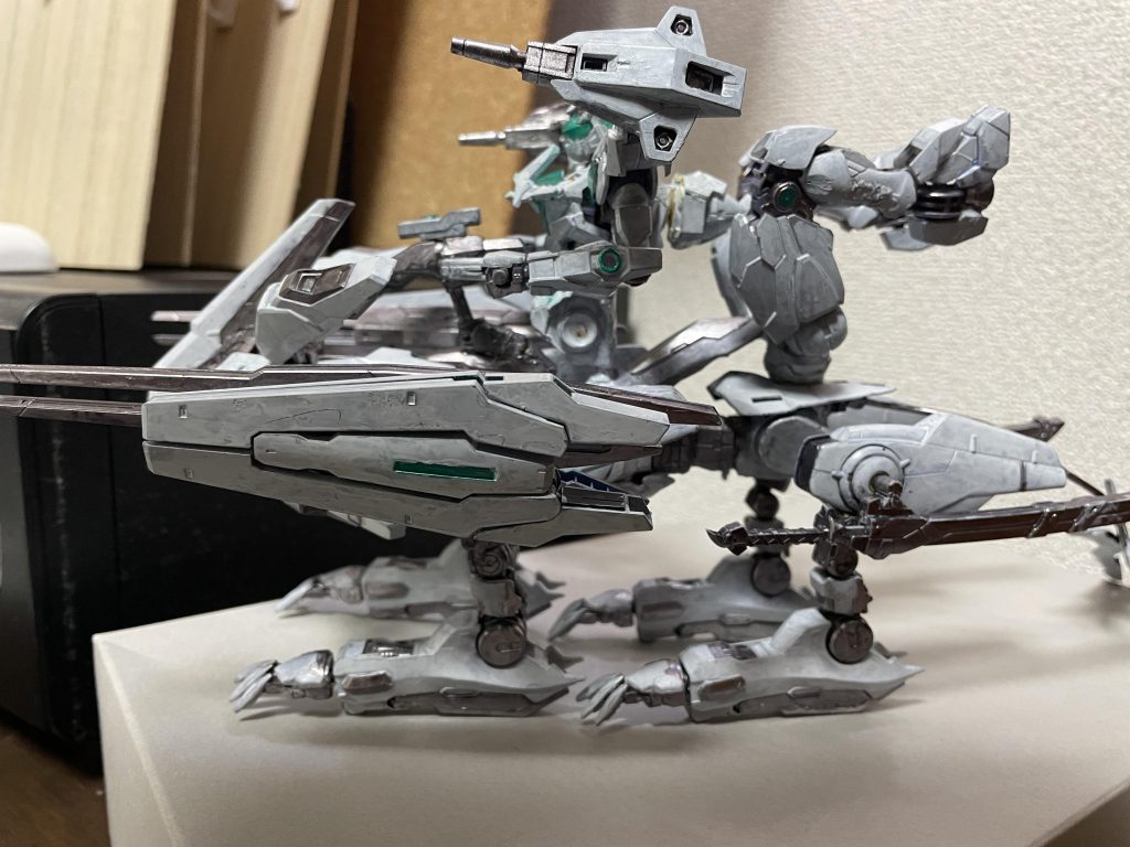 こちらは横から見た画像です。武装は前足の方に武装したビームキャノン砲、後ろ足には刀を左右それぞれ武装してます。キャノン砲の横にはスピード加速用のブースターエンジンが付いてます。