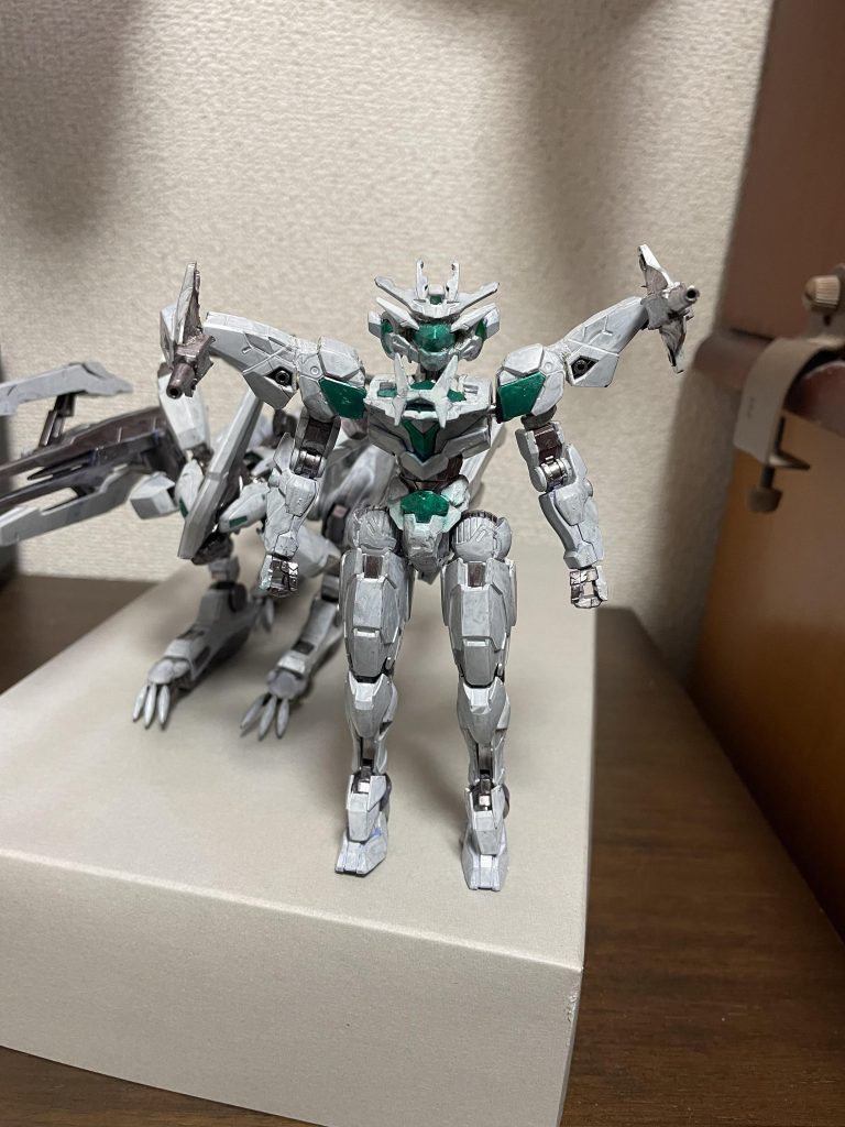 分離した状態はこんな感じで、こっちの武装は肩にビーム砲が付いており、穴を差し替え直せば腕にも付けれます。搭乗する際に、パーツがぶつかると上手く搭乗出来ないので、敢えてシンプルにしてます。