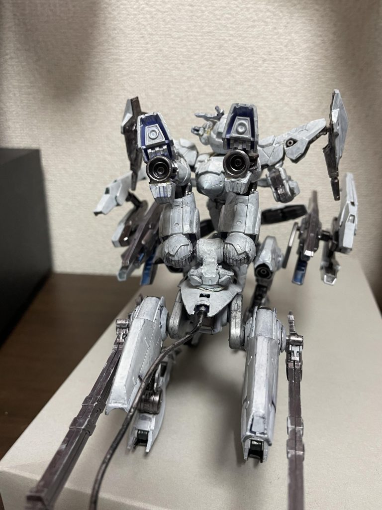 外した足は後ろに取り付けて、追加ブースターの役割を機能してもらいます。