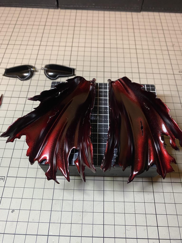 ★マント内側塗装★シルバー下地にクリアレッドでキャンディ・グラデーション塗装（ほんの少しクリアバイオレット）🎨 ヒダの山谷の陰影をハッキリさせる為、谷部分のみクリアブラックを塗装し明暗を強調🎨 少し砂吹きを意識して『ベルベット』の様な雰囲気にしてみました💃 内側の塗装を外側にしてもよかったなぁ…っと…今思ってます