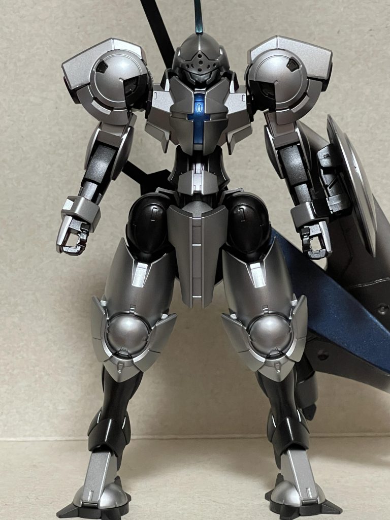 他の方もされてますが、自分もハインドリィ見た時からこういうふうに改造してみたいと思ってたのでハインドリィ騎士団に入隊しましたw機体の改造は頭のフェイスガードとトサカを取り付けたのみです。塗装については黒サフ吹いた後に元々緑色だった所をシルバーに、グレーだった所をメタルブラックで塗装してます。所々差し色でメタルブルーを使ってます。トサカは青竹色にしてみました。