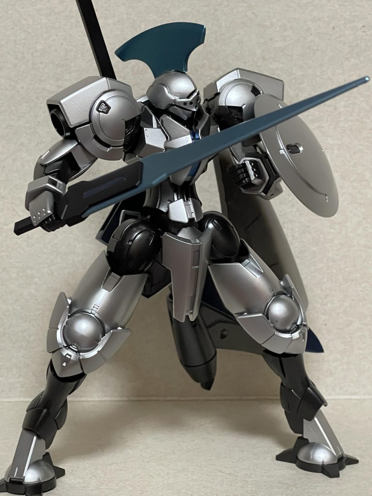 1つ目の武器です。これはディランザの武器を塗装したのみです。ブレード部分も元々はシルバー塗装にしてたんですが、少し色味を変えようかと思い、青竹色にしてみました。少し青みが強かったかもです。持ち手部分は黒色ですね。