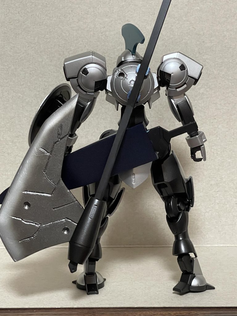 2つ目の武器です。身の丈以上の大斧を持たせたいなと思い作成。ロッドはジャンク品から、斧部分は1mmプラパンを4枚重ねて接着させて削り出し、連結部分はハインドリィの背中に付いてたブースターノズルです。塗装は黒サフ吹いた後ロッドは黒、斧部分はシルバー→黒鉄色、連結部分は焼鉄色で塗装してます。腰についてるのは先ほどのディランザブレードを収納する鞘になります。これもプラパンで作成してます。