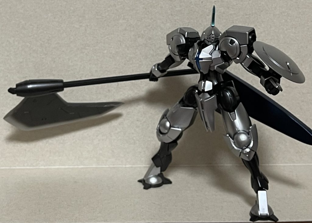 大斧持てます。そこそこ重さがありますが、しっかり保持出来てます。片手持ちいいですよね。