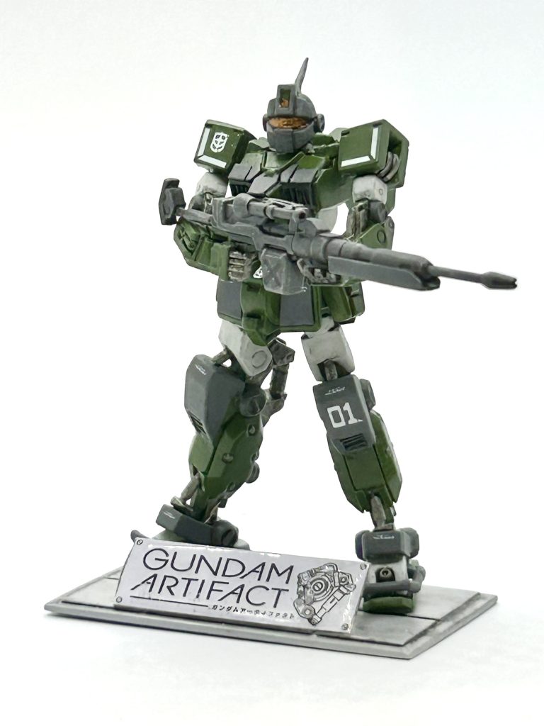 スナイパーライフルを両手で構えるポーズがお気に入り🤗今回初めてガンダムアーティファクトのロゴを台座に付けてみました😆妻のネイルのトップコート?みたいな奴を借りて、UVライトで固めました。紙感は消えたと思います👍