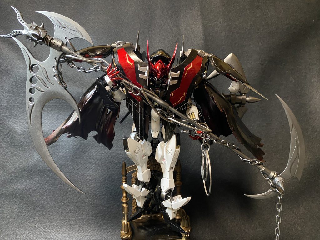 ✨アクティブクロークを閉じた状態✨閉じてる姿も顔が奥まって見えて、またまたカッコいい✨ アクティブクロークの奥から獲物に狙いを定めている感じですね〜☠️