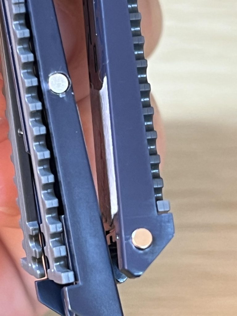 フィン・ファンネルはキットのままでは保持力がイマイチですぐポロリするとネットで散々目にしていたので、ネオジム磁石で補強しました。お陰でポロリすることもなく、ストレスフリーです。