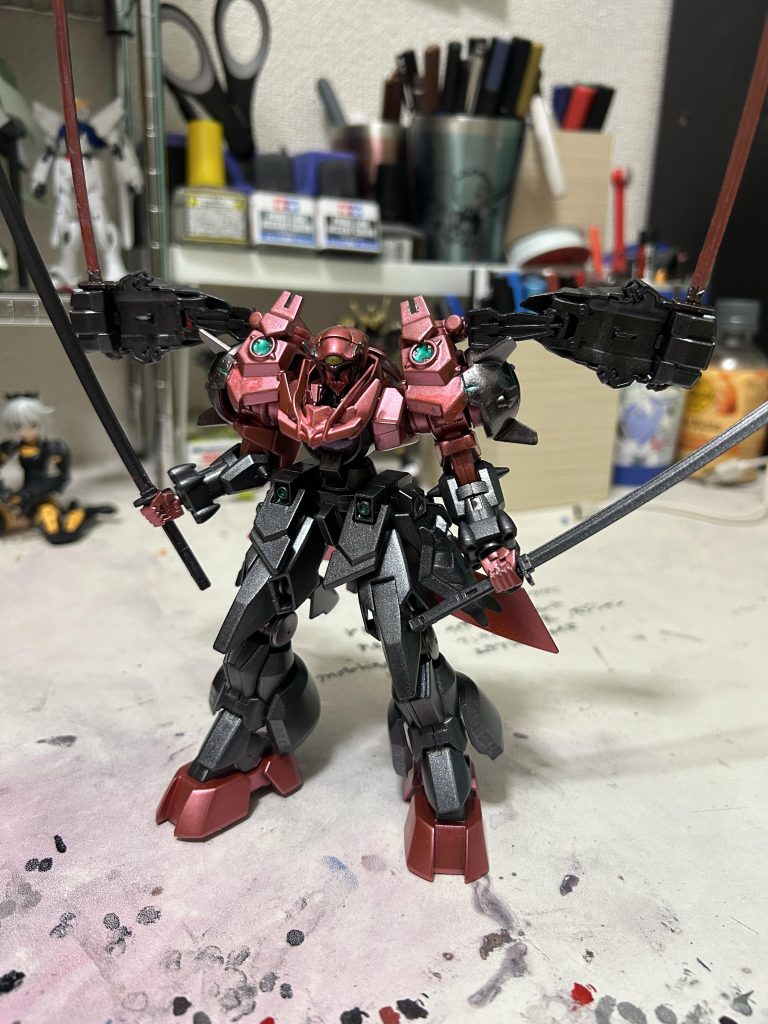 基本戦闘は4本の刀による近接戦闘を行い、複腕を同時に動かすことにより、近接格闘においては無類の戦闘力を誇るという設定