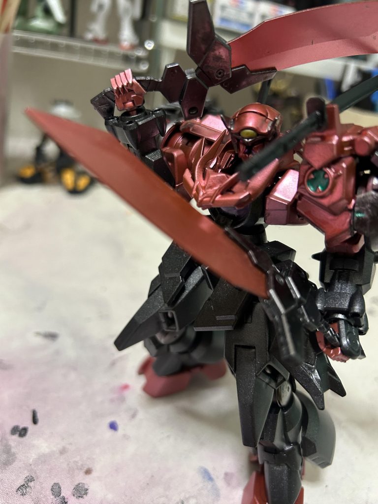 4本の刀を相手に投擲し、腰にマウントしてある2本のGNオーガソードに炎を纏わせ相手を叩っ切ることも可能って設定とりあえず好みの形に組み合わせてみました、本当はグシオンリベイクフルシティを使いたかったけど、ものが見つからなかったので、アストレイを使いました。今回反省点が多い作品だったかな？って思う作品でした。ガンプラの腕が上がりたいな？って思う感じです(^^;;ではそろそろ失礼します🫡