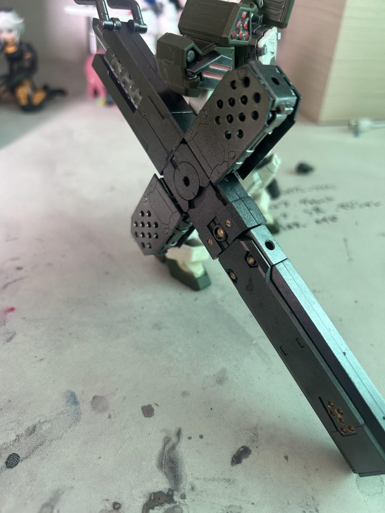 正式名称は忘れたんですが、製品のやつを改造して、ライフルモードとバンカーモードの二つのメイン武装にさらにガトリング砲を二門備えた武器名称はクロスグレイブ