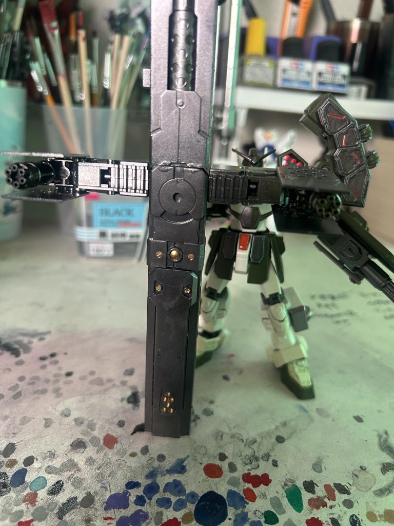 サイズも巨大なので、盾としても使用でき、グレイブの左右に二門のガトリングがあり、