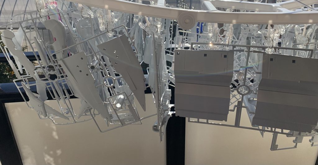 でかいのでランナー塗装して、干して乾燥。干物か…