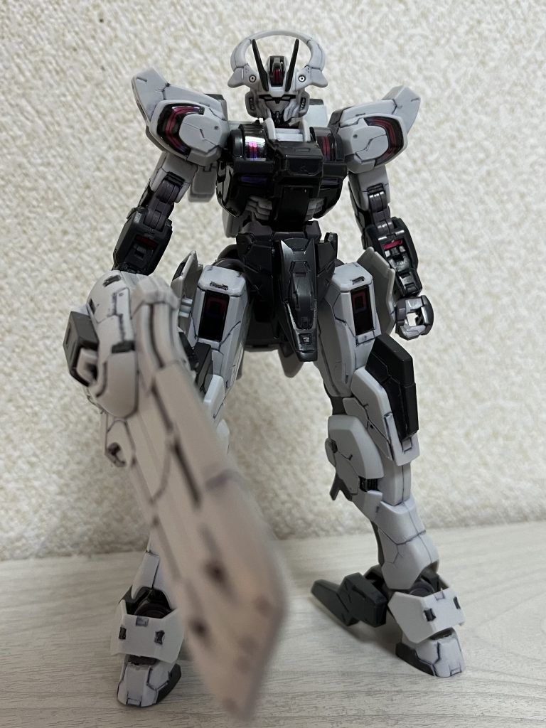 ラインチゼルやら彫刻刀やらで装甲に段をつけてみたり、爪先の中心線をあえて消してみたりしました。