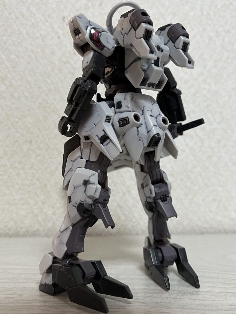 スラスターを追加したり脹脛の飛び出た部分を別パーツ風にしたりしました。