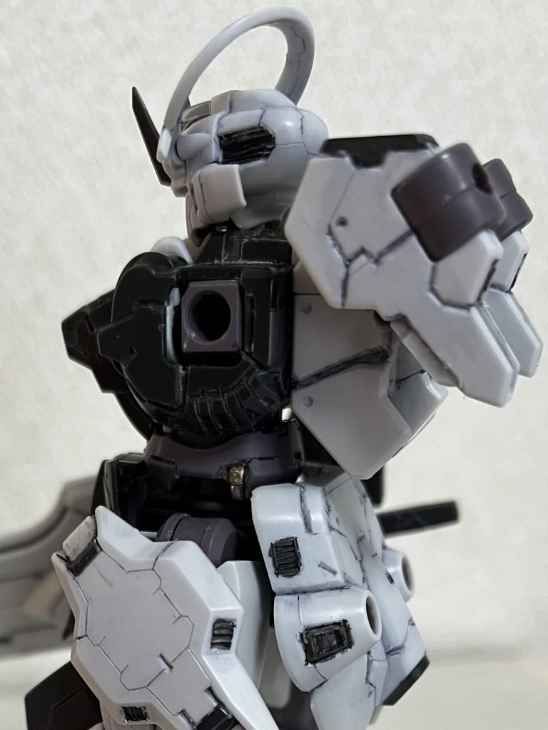 シナンジュの脇腹みたいなディテールを入れたりシリンダー風のディテールを入れたりしました。