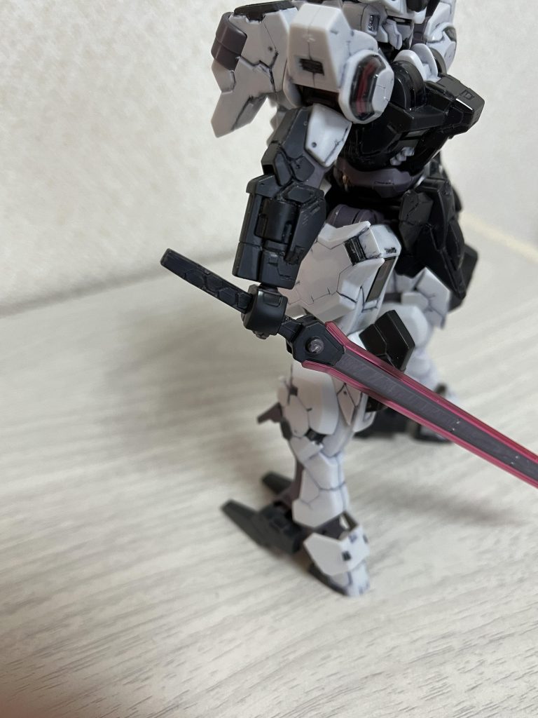 刀の持ち手も彫ってみました