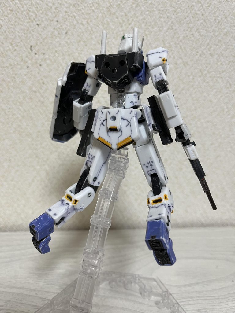 材料は主にプラ板、ランナー、ポリキャップです。一部に真鍮線や針金、ボールジョイントを使用しています。目や武器のカメラ等には立体シールを使っています。