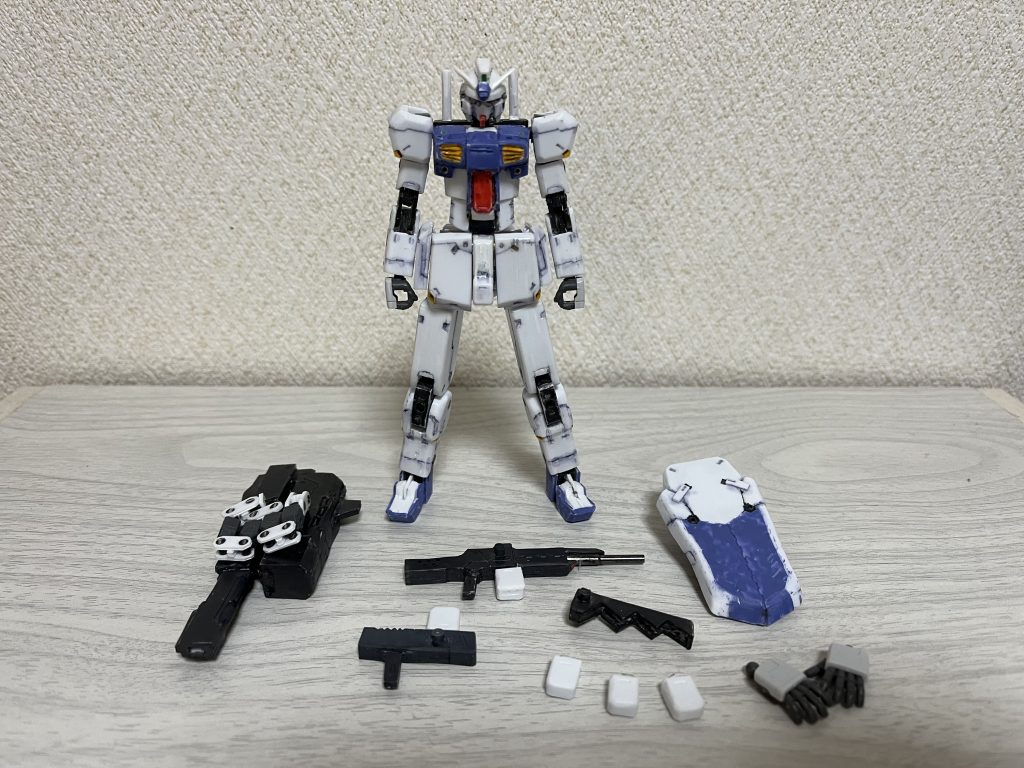 装備品一覧。ビームライフル、ハンドガン、シールド、メガランチャーです。マガジンは全て付け外しが可能です。ライフル、ハンドガン、マガジンラック(?)にはジョイントがあるので3mm穴のある所に装着できます。本体には頭部バルカン、胸部バルカン(?)、ビームサーベルがついています。