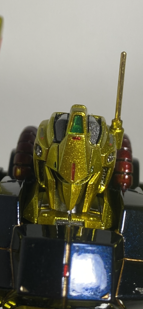 頭のアンテナは0.3ミリの真鍮線バルカンはメタルパーツ頭部のダクトは掘り直して金属の網のやつを瞬着で貼りました。