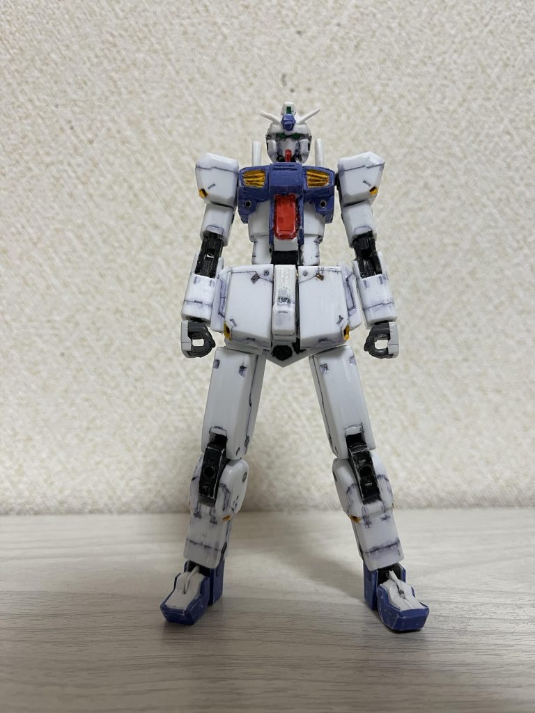 ハンドパーツはムーンガンダムのものを使用。頭部は最初にスクラッチしたガンダムのものを削って流用しました。
